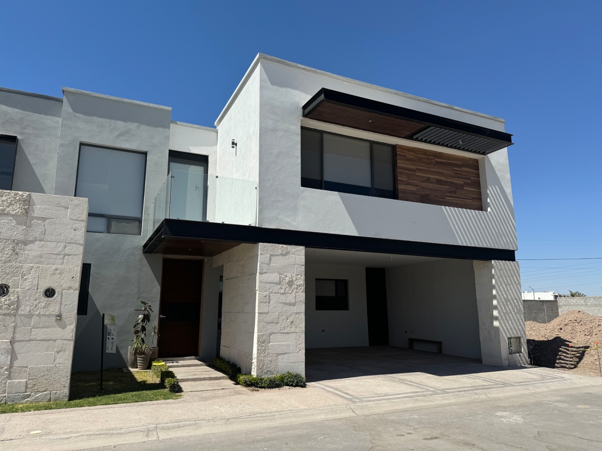 Foto 0 de Casa en Venta en Fraccionamiento Cerrado Los Viñedos, Torreón - Modernidad y Confort | ID MX25-ER10122 | 